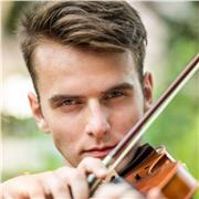 Violinista diplomato presso il Conservatorio di Torino  Giuseppe Verdi , con oltre 11 anni di esperienza, propone lezioni su misur